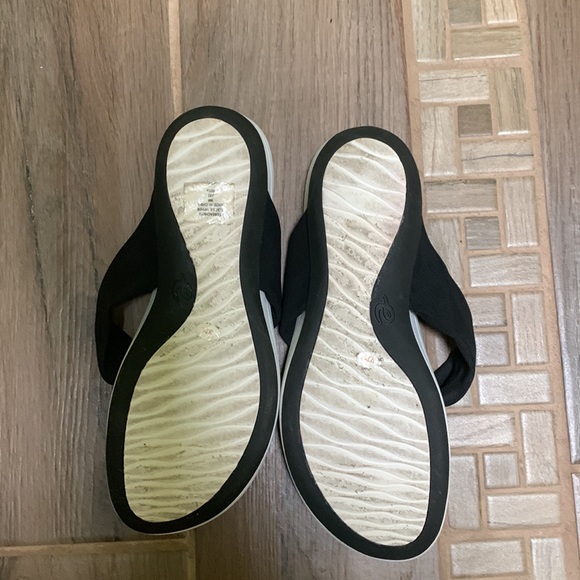 Easy Spirit Flip Flop Sandals - Picture 2 of 5